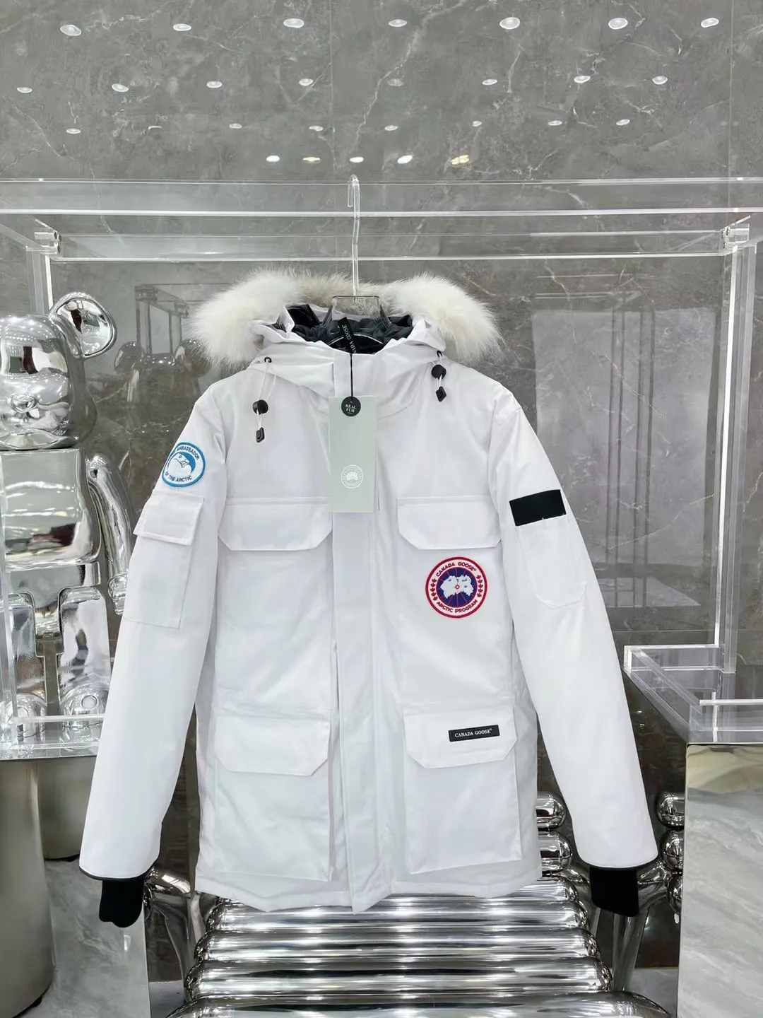 P800 Canada Goose "Canada Goose"🇨🇦 Beichen White / 08 Expedition Parka 4660M Product color: black, off-white, red, sand pink, sky blue, graphite gray, Beichen white, navy blue, sky blue, gray camouflage gray black label Product size: XS, S, M, L, XL, XXL The Expedition was originally a parka designed for scientists at the McMurdo Research Station in Antarctica. Whether your next journey takes you into the frozen urban jungle or across uncharted ice fields, wear Canada Goose's Expedition Parka and get proven results year after year in Antarctica by the National Science Foundation's Center for Polar Research.  Material list: 1⃣ Uses Y-shaped Velcro imported from Taiwan (exclusive in the market) 2⃣ Uses 18-count polyester-cotton blended fabric imported from South Korea (authentic synchronized fabric) 3⃣ National standard 80% white duck down, (zp uses 80% white duck down/90% of all boasts are fake) 4⃣ Western Canadian coyote hair (non-market dyed fox hair filled with wolf hair) Material analysis characteristics: 1⃣ The original/polyester-cotton fabric has a high polyester fiber content, and the polyester-cotton fabric has high heat and light resistance and good stability. It has bright colors, high fiber strength, durability, light resistance, heat resistance, and straightness. 2⃣ As we all know, the original version uses 80% white duck down. The fill power refers to the cubic inches of volume occupied by each ounce (30 grams) of down under certain conditions. If one ounce of down occupies 500 cubic inches, the fill power of the down is 500. So we can simply understand it as: fill power is the volume of down, and the volume of down is fill power. The higher the fill power of down, it means that under the same filling amount, down can fix a larger volume of air layer to keep warm and insulate, so the warmth retention of down is better. 3⃣ Western Canadian coyote hair, "large range of selected neck hair" is soft and fluffy, each wolf hair is 60-63 long / 14-16 wide at the peak, this width + preferred parts. It is basically unmatched by the same industry
